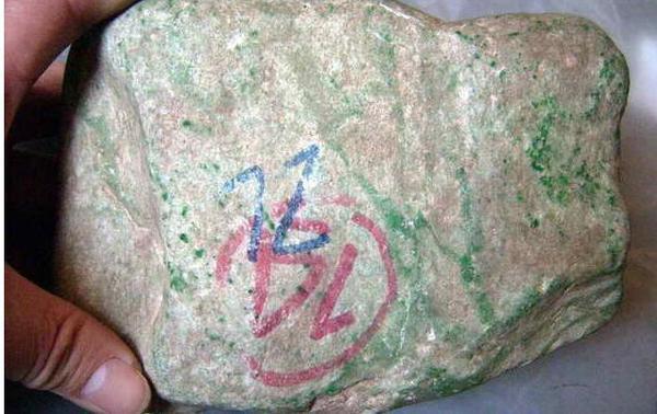 满身松花翡翠原石吉林翡翠原石上的松花-第1张图片-翡翠网