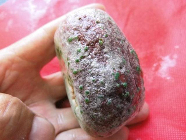 满身松花翡翠原石吉林翡翠原石上的松花-第2张图片-翡翠网