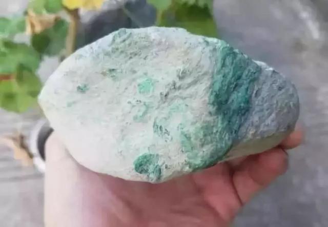 满身松花翡翠原石吉林翡翠原石上的松花-第3张图片-翡翠网