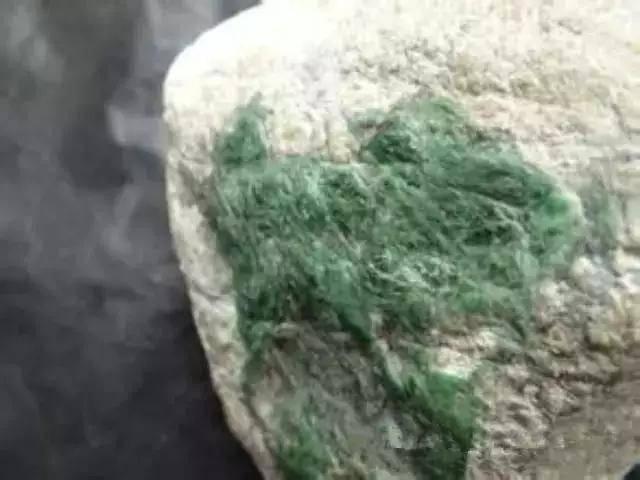 满身松花翡翠原石吉林翡翠原石上的松花-第6张图片-翡翠网