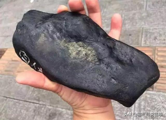 油青料子翡翠手镯在微信上买半明料翡翠做镯子-第1张图片-翡翠网 油青料子翡翠手镯在微信上买半明料翡翠做镯子-第1张图片-翡翠网