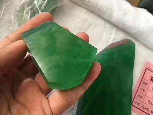 翡翠原石的价位,昆明翡翠原石毛料-第4张图片-翡翠网