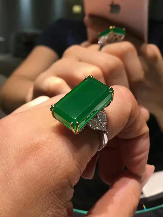 翡翠帝王绿图片欣赏冰种帝王绿翡翠价格及图片-第7张图片-翡翠网