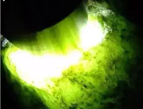 咋样看翡翠原石打灯的回光冰种翡翠原石打灯视频-第10张图片-翡翠网