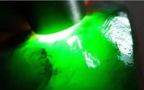 咋样看翡翠原石打灯的回光冰种翡翠原石打灯视频-第23张图片-翡翠网