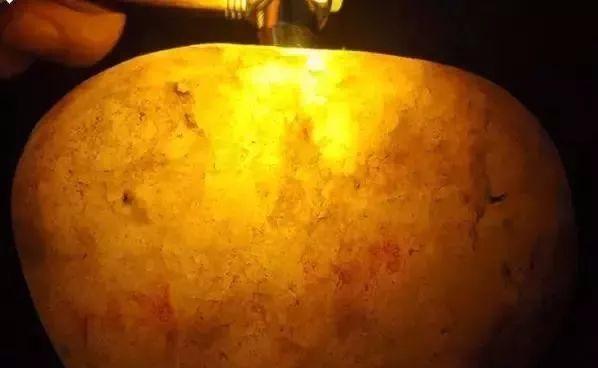 咋样看翡翠原石打灯的回光冰种翡翠原石打灯视频-第25张图片-翡翠网
