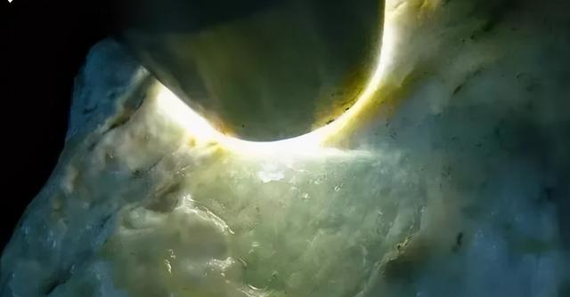 咋样看翡翠原石打灯的回光冰种翡翠原石打灯视频-第26张图片-翡翠网