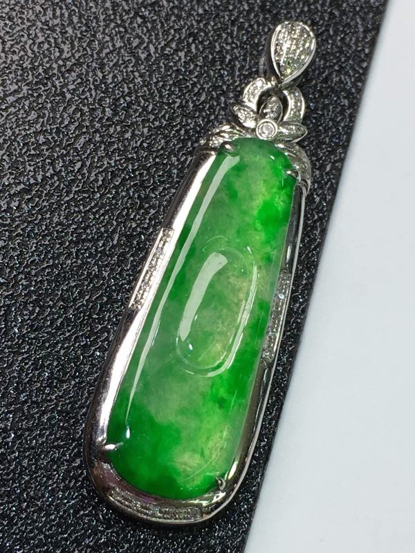 金翡翠的价格翡翠镶金吊坠多少钱-第1张图片-翡翠网 金翡翠的价格翡翠镶金吊坠多少钱-第1张图片-翡翠网