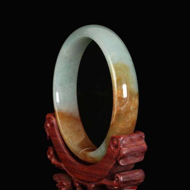 翡翠手镯带点黄翡带黄翡的翡翠手镯-第1张图片-翡翠网