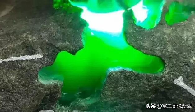 受沁翡翠手镯,五彩沁色翡翠价格-第12张图片-翡翠网 受沁翡翠手镯,五彩沁色翡翠价格-第12张图片-翡翠网