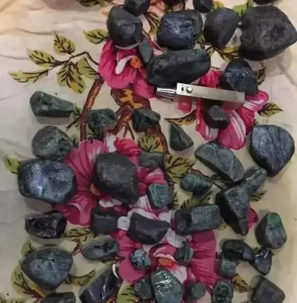 千万切翡翠原石视频,翡翠原石切蛋视频-第2张图片-翡翠网