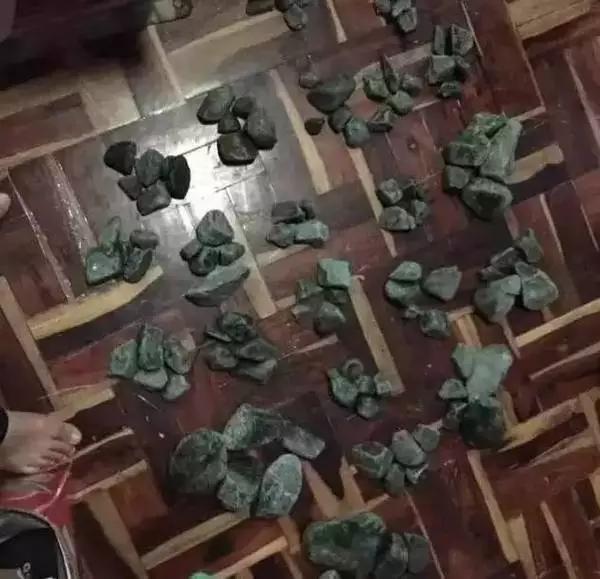 千万切翡翠原石视频,翡翠原石切蛋视频-第3张图片-翡翠网