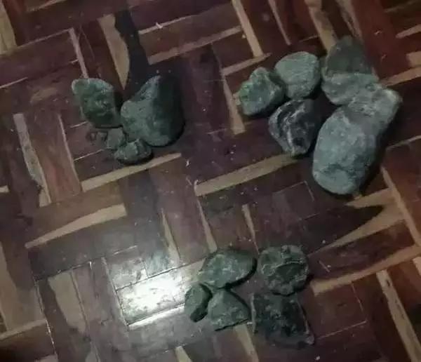 千万切翡翠原石视频,翡翠原石切蛋视频-第4张图片-翡翠网