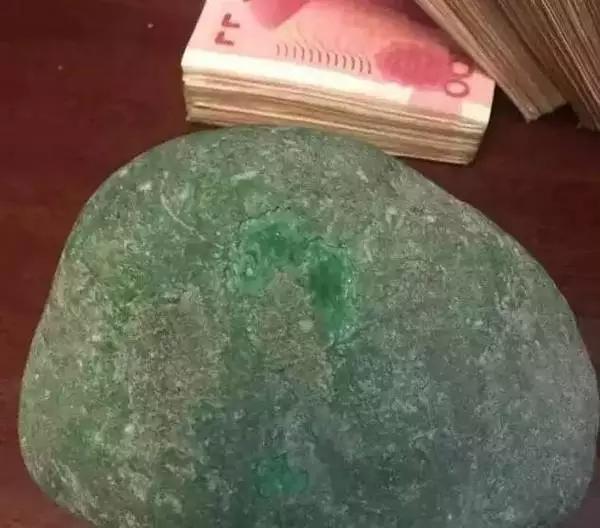 千万切翡翠原石视频,翡翠原石切蛋视频-第5张图片-翡翠网