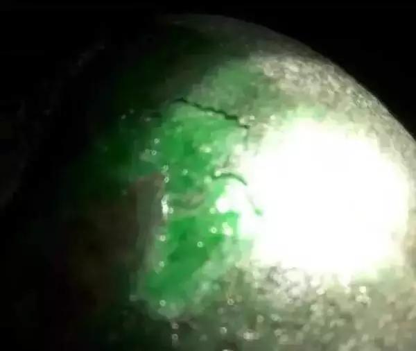 千万切翡翠原石视频,翡翠原石切蛋视频-第6张图片-翡翠网