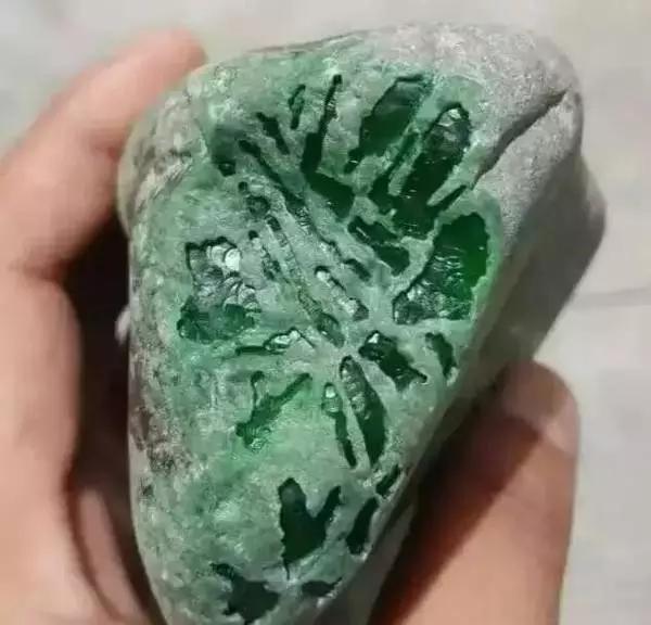 千万切翡翠原石视频,翡翠原石切蛋视频-第9张图片-翡翠网