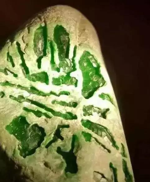 千万切翡翠原石视频,翡翠原石切蛋视频-第10张图片-翡翠网