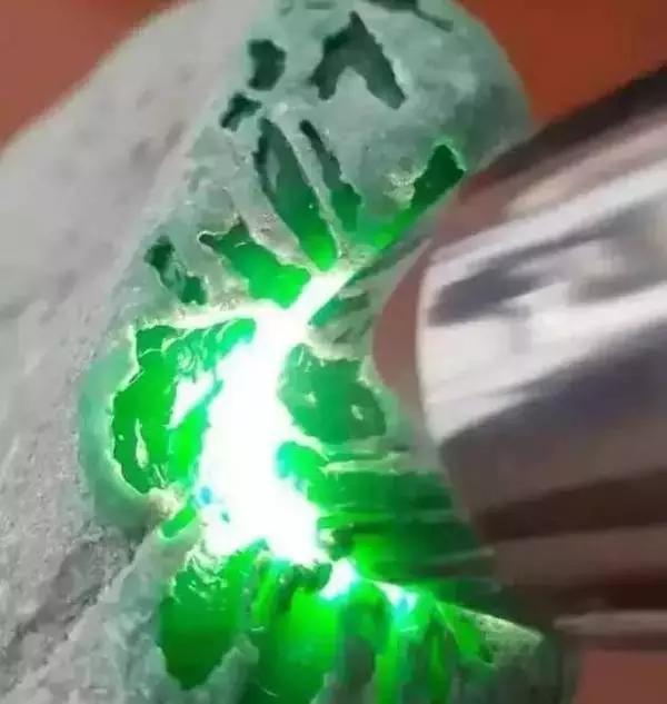 千万切翡翠原石视频,翡翠原石切蛋视频-第11张图片-翡翠网