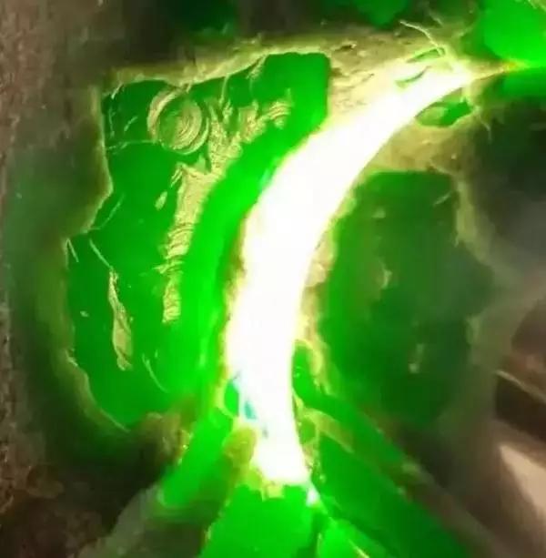 千万切翡翠原石视频,翡翠原石切蛋视频-第12张图片-翡翠网