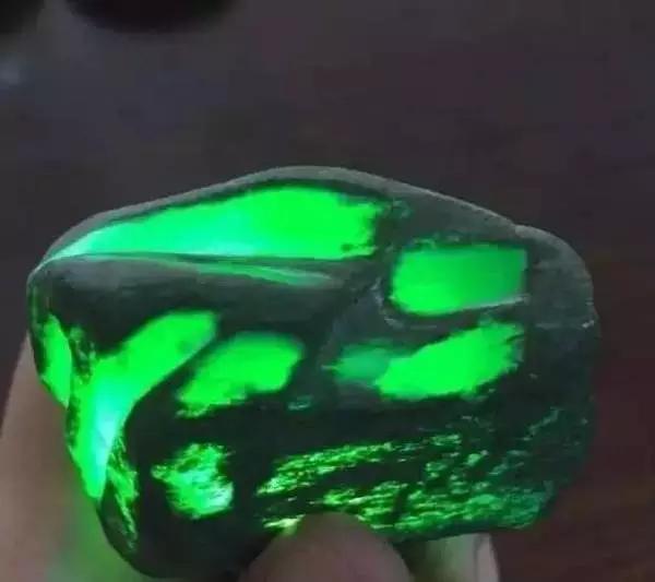 千万切翡翠原石视频,翡翠原石切蛋视频-第13张图片-翡翠网