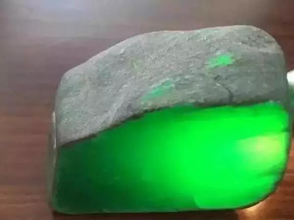 千万切翡翠原石视频,翡翠原石切蛋视频-第14张图片-翡翠网