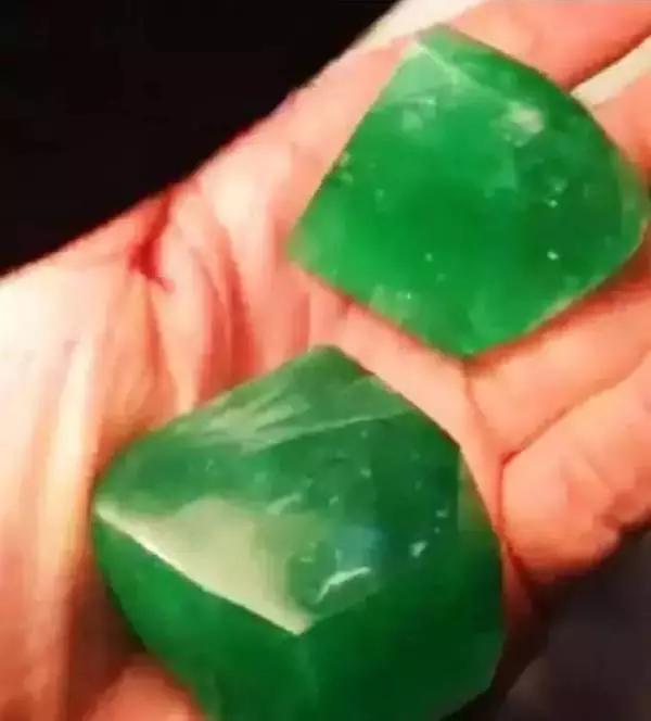 千万切翡翠原石视频,翡翠原石切蛋视频-第16张图片-翡翠网