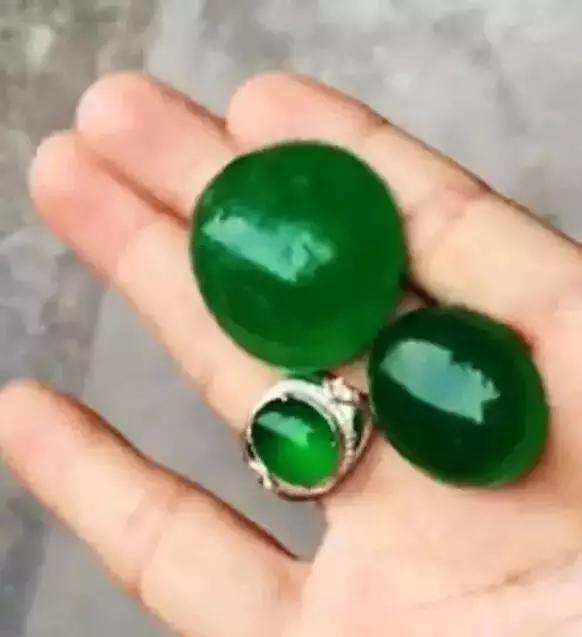 千万切翡翠原石视频,翡翠原石切蛋视频-第19张图片-翡翠网