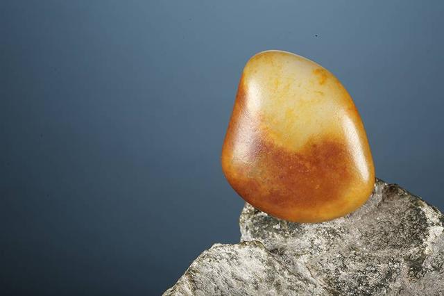 青玉籽料红皮,翡翠原石红皮籽料图片-第1张图片-翡翠网 青玉籽料红皮,翡翠原石红皮籽料图片-第1张图片-翡翠网