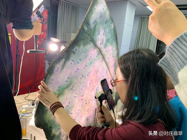 3000元的紫罗兰玉手镯紫罗兰深蓝翡翠手镯-第1张图片-翡翠网 3000元的紫罗兰玉手镯紫罗兰深蓝翡翠手镯-第1张图片-翡翠网