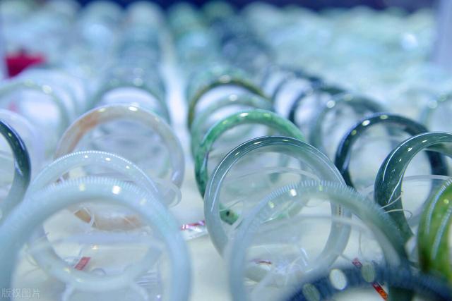 翡翠原石开窗现场,翡翠怎么开窗-第1张图片-翡翠网 翡翠原石开窗现场,翡翠怎么开窗-第1张图片-翡翠网