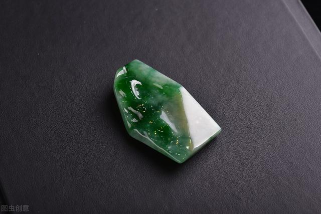 翡翠原石开窗现场,翡翠怎么开窗-第2张图片-翡翠网 翡翠原石开窗现场,翡翠怎么开窗-第2张图片-翡翠网