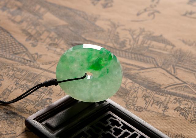 翡翠玉养人吗,玉养人还是翡翠养人-第1张图片-翡翠网 翡翠玉养人吗,玉养人还是翡翠养人-第1张图片-翡翠网