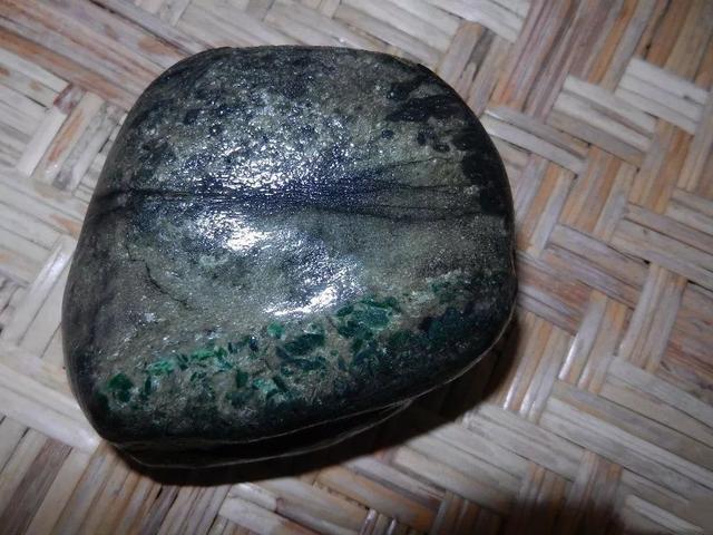 翡翠原石切割多少钱翡翠原石切法三彩-第12张图片-翡翠网 翡翠原石切割多少钱翡翠原石切法三彩-第12张图片-翡翠网