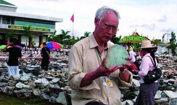 翡翠原石切割多少钱翡翠原石切法三彩-第14张图片-翡翠网 翡翠原石切割多少钱翡翠原石切法三彩-第14张图片-翡翠网