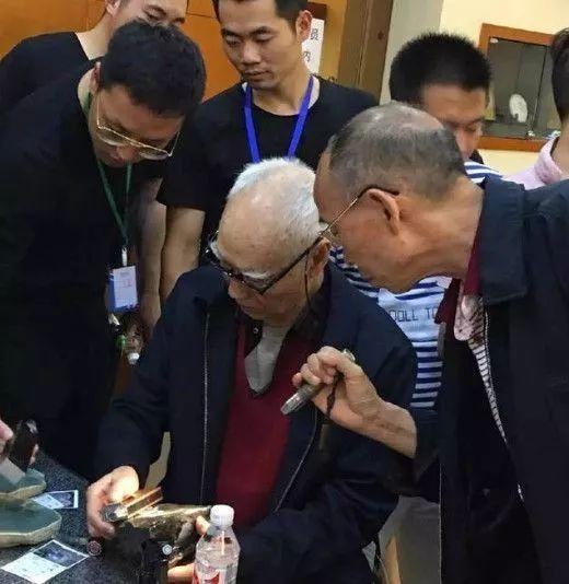 翡翠原石切割多少钱翡翠原石切法三彩-第15张图片-翡翠网 翡翠原石切割多少钱翡翠原石切法三彩-第15张图片-翡翠网