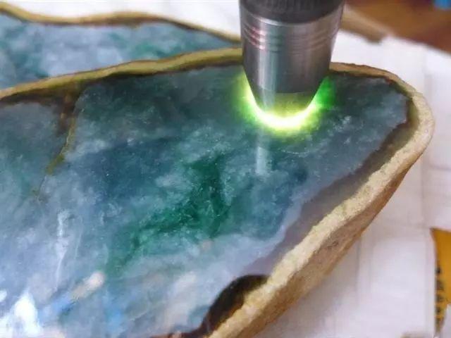 翡翠原石切割多少钱翡翠原石切法三彩-第19张图片-翡翠网 翡翠原石切割多少钱翡翠原石切法三彩-第19张图片-翡翠网