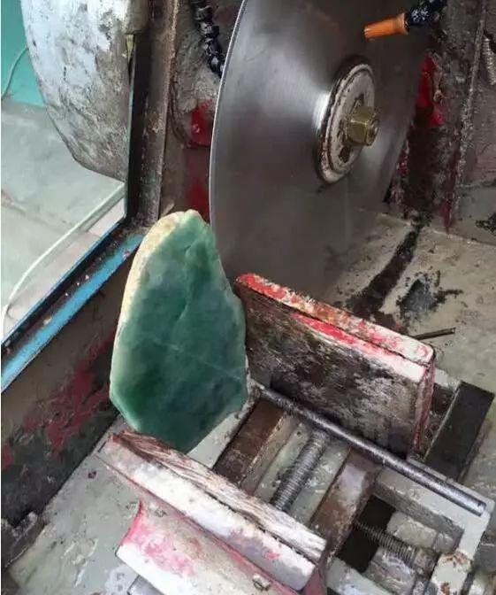 翡翠原石切割多少钱翡翠原石切法三彩-第21张图片-翡翠网 翡翠原石切割多少钱翡翠原石切法三彩-第21张图片-翡翠网