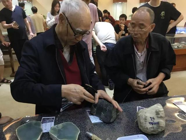 翡翠原石切割多少钱翡翠原石切法三彩-第24张图片-翡翠网 翡翠原石切割多少钱翡翠原石切法三彩-第24张图片-翡翠网