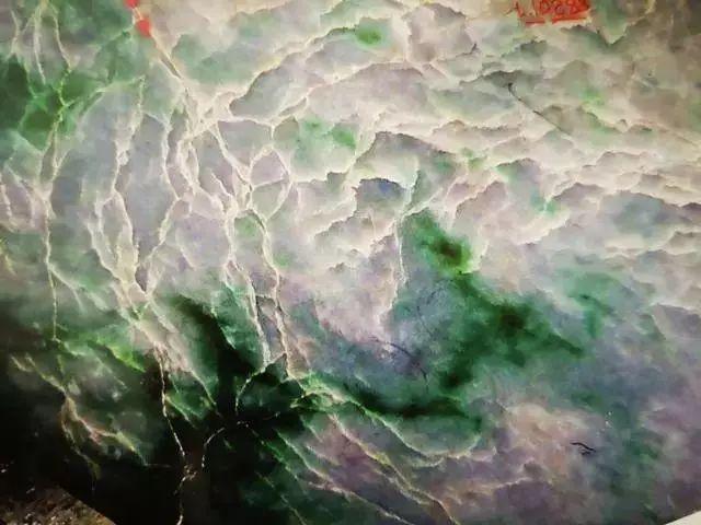 翡翠原石切割多少钱翡翠原石切法三彩-第25张图片-翡翠网 翡翠原石切割多少钱翡翠原石切法三彩-第25张图片-翡翠网