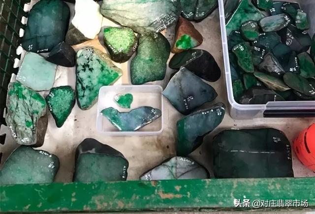 原石翡翠矿场哪些地方有,怎么选翡翠原石-第3张图片-翡翠网 原石翡翠矿场哪些地方有,怎么选翡翠原石-第3张图片-翡翠网