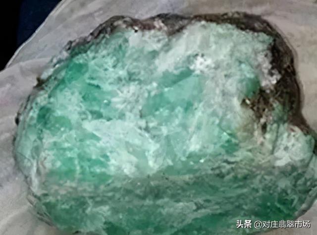 原石翡翠矿场哪些地方有,怎么选翡翠原石-第13张图片-翡翠网 原石翡翠矿场哪些地方有,怎么选翡翠原石-第13张图片-翡翠网