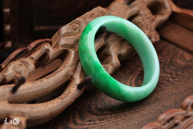 石英岩玉老玉镯一对,翡翠手镯好还是石英玉好-第2张图片-翡翠网 石英岩玉老玉镯一对,翡翠手镯好还是石英玉好-第2张图片-翡翠网