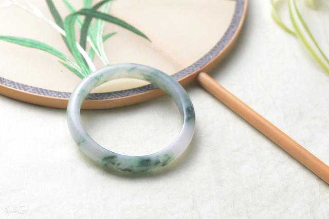 石英岩玉老玉镯一对,翡翠手镯好还是石英玉好-第3张图片-翡翠网 石英岩玉老玉镯一对,翡翠手镯好还是石英玉好-第3张图片-翡翠网