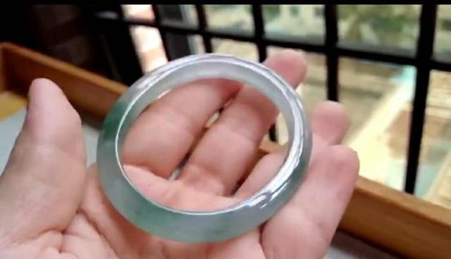 4000元的翡翠镯子图片,1万价位的翡翠手镯图片-第8张图片-翡翠网 4000元的翡翠镯子图片,1万价位的翡翠手镯图片-第8张图片-翡翠网