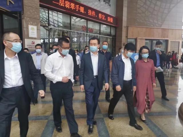 林宁**翡翠原石翡翠原石叫什么-第2张图片-翡翠网 林宁**翡翠原石翡翠原石叫什么-第2张图片-翡翠网