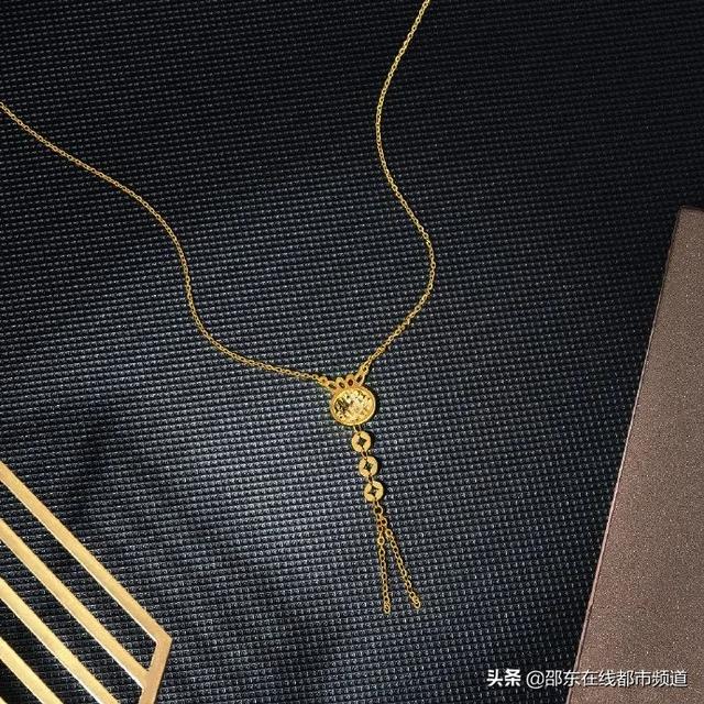 5000元左右的翡翠手镯周大福,六福的翡翠手镯价格-第26张图片-翡翠网 5000元左右的翡翠手镯周大福,六福的翡翠手镯价格-第26张图片-翡翠网