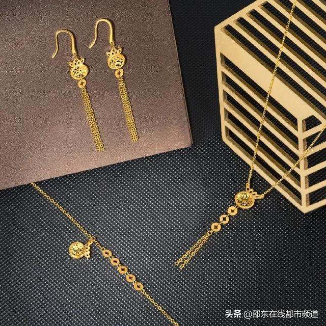 5000元左右的翡翠手镯周大福,六福的翡翠手镯价格-第27张图片-翡翠网 5000元左右的翡翠手镯周大福,六福的翡翠手镯价格-第27张图片-翡翠网