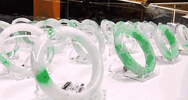 5000元左右的翡翠手镯周大福,六福的翡翠手镯价格-第29张图片-翡翠网 5000元左右的翡翠手镯周大福,六福的翡翠手镯价格-第29张图片-翡翠网