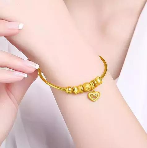 玉镯戴久了会变色吗,翡翠手镯变色能恢复吗-第1张图片-翡翠网 玉镯戴久了会变色吗,翡翠手镯变色能恢复吗-第1张图片-翡翠网