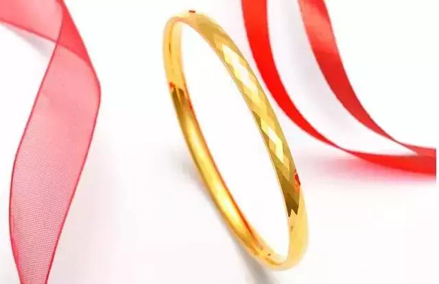 玉镯戴久了会变色吗,翡翠手镯变色能恢复吗-第3张图片-翡翠网 玉镯戴久了会变色吗,翡翠手镯变色能恢复吗-第3张图片-翡翠网